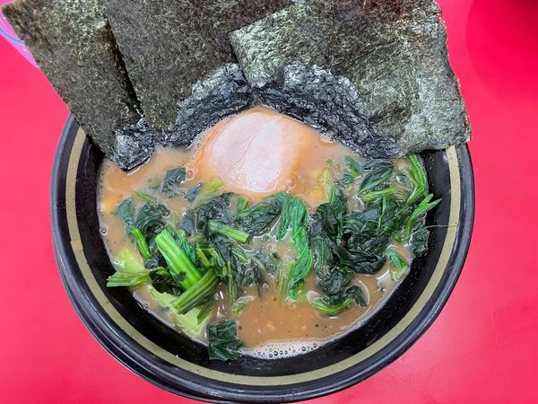「豚骨醤油ラーメン　半麺　サービス青菜」@家系ラーメン 王道 いしいの写真
