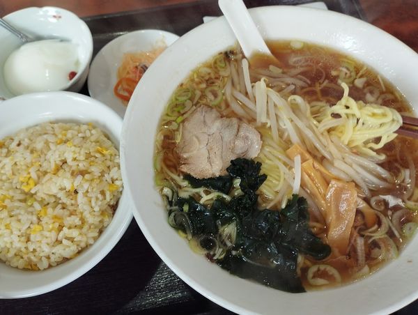 「ランチ ラーメンと半チャーハン(800)」@味楽 鹿島田店の写真