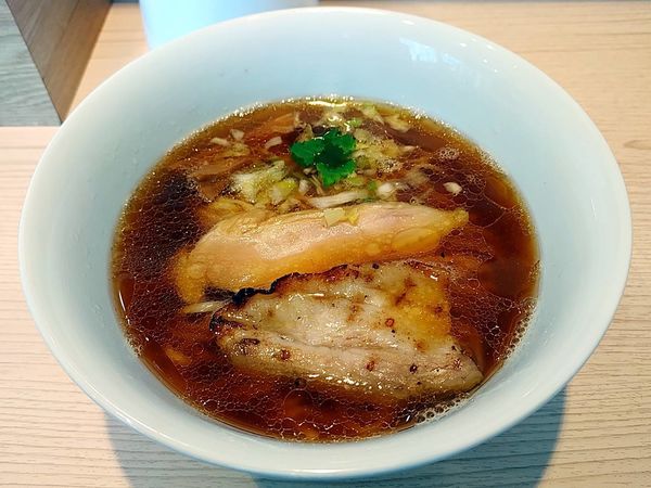 「しょうゆらーめん」@らーめん藁の写真