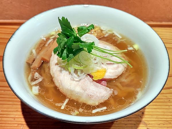 「白醤油 手揉み麺」@らぁめん鴇の写真