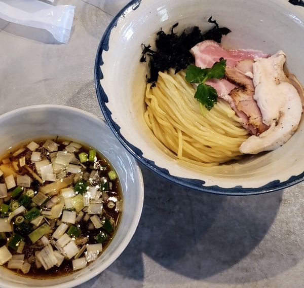 「【本日の限定】鶏と貝出汁の正油つけめん ９００円」@八二軒の写真