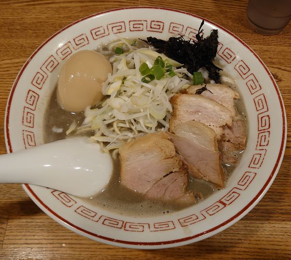 「極み濃厚煮干しそば+味玉、チャーシュー、ネギ(1350円)」@煮干中華そば専門 煮干丸の写真