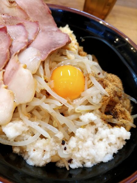 「汁無し流 黒流・チャーシュー増し」@三代目 麺家あくた川の写真