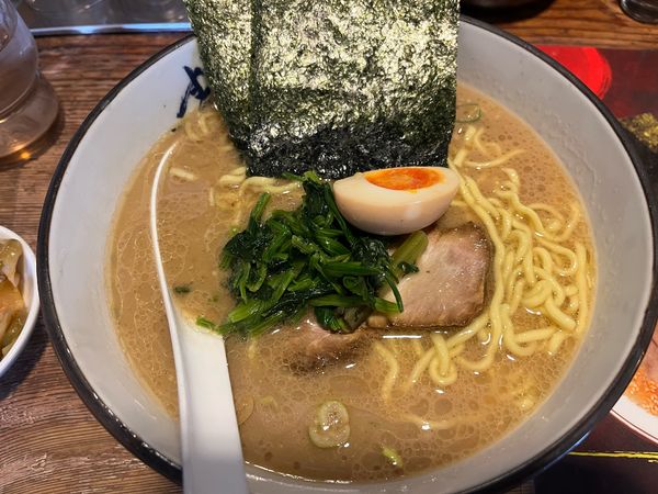 「豚骨醤油ﾗｰﾒﾝ大盛ﾊﾞﾘｶﾀ890円」@横濱家 鶴川店の写真