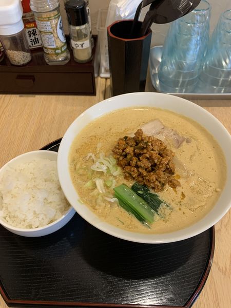 「豆乳仕立ての濃厚担々麺大盛り ライス付き 950円」@らーめん入間の写真