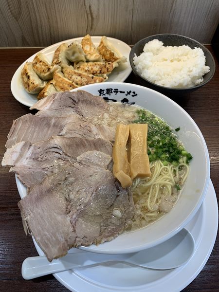 「富岳ﾗｰﾒﾝ(ｵｰﾌﾟﾝ500円)餃子10個680円ﾗｲｽ百円」@たけろくらーめん富岳 カレー＆ショップの写真