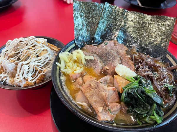「チャーシューメン（3枚）＋キクラゲ＋チャーシューまぶし大盛り」@家系ラーメン 王道 神道家の写真
