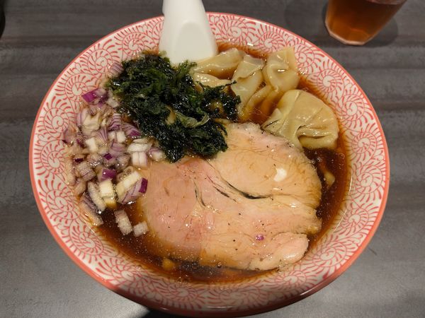 「こく旨たまり醤油ワンタン麺（手揉み麺）1150円」@麺や べらぼうの写真
