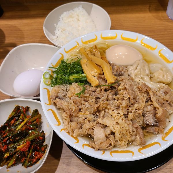 「祝い盛りラーメン(塩·細麺)+肉大盛+名物ニラキムチ」@大阪スタミナ牛肉ラーメン わだ 西池袋店の写真