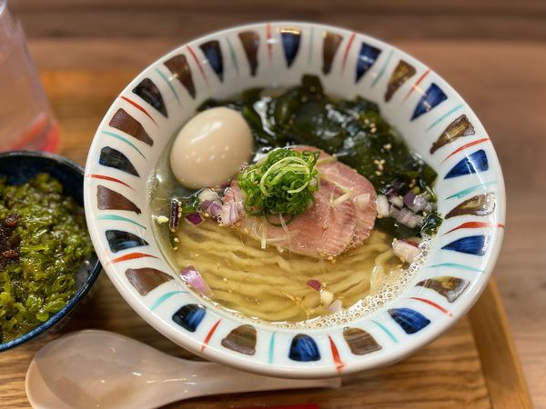 「十三浜の生わかめと伊吹アジの汐生姜そば+味玉+めかぶご飯」@えびそば 緋彩の写真