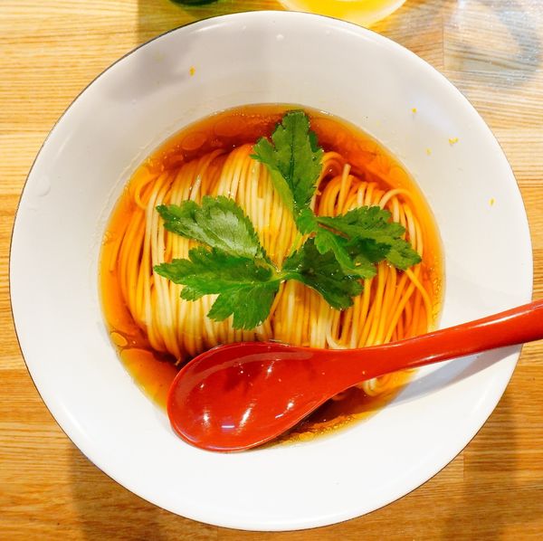 「（梅）かけそば 醤油＋具材の盛り合わせ＋ハートランド」@自家製麺 くろ松の写真