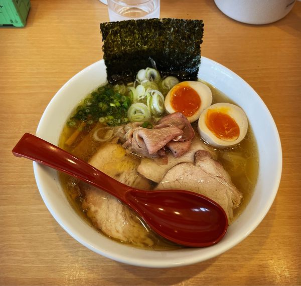 「塩そば味玉付き」@多加水手揉み熟成麺 くるりの写真