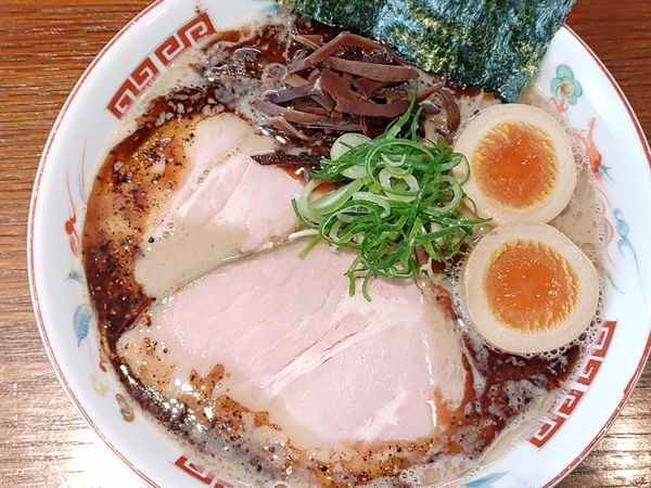 「濃厚ラーメン黒（細麺）＋味玉」@ラーメンかなやの写真