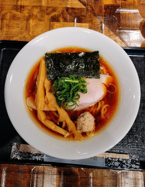 「黒さつま鶏 醤油 手もみ麺」@特級鶏蕎麦 龍介 PLAY atre TSUCHIURA店の写真