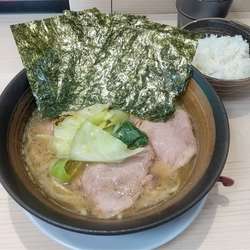 豚骨醤油ラーメン750円、半ライス50円