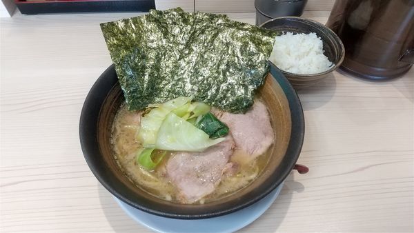 「豚骨醤油ラーメン750円、半ライス50円」@粋麺おっちゃんやの写真