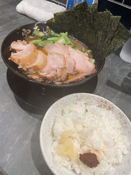 「チャーシュー入ラーメン＋海苔＋青菜＋ライス」@宮元製麺の写真
