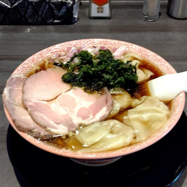 「こく旨たまり醤油ワンタン麺（手揉み麺） (大盛)」@麺や べらぼうの写真