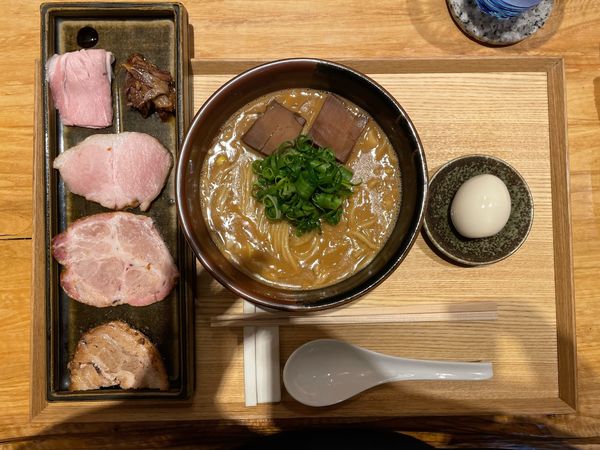 「らぁめん 特選全部乗せトッピング 味玉バージョン」@中華蕎麦 とみ田の写真
