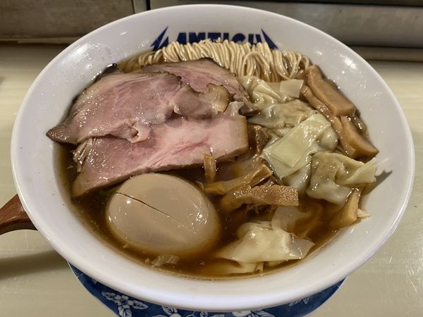 「ワンタン醤油ラーメン＋味玉【サービス】（1000円）」@麺割烹 亀壱の写真