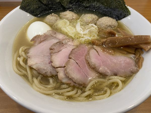 「全部乗せ塩ラーメン＋つくね（1500円）」@しののめヌードルの写真