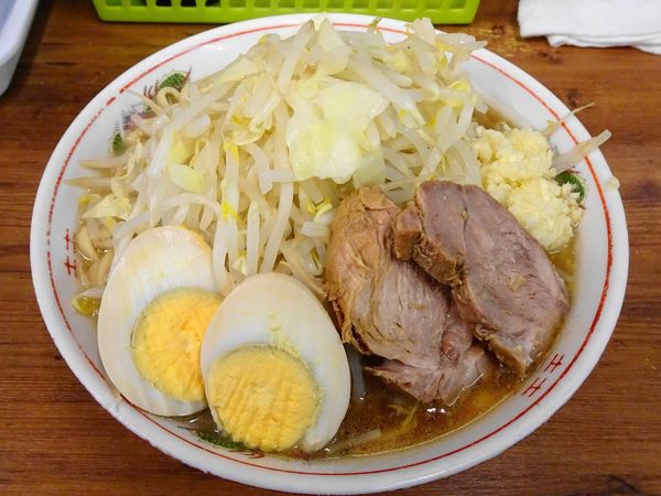 「小（800円）＋煮玉子（100円）ヤサイニンニク」@ラーメン二郎 品川店の写真