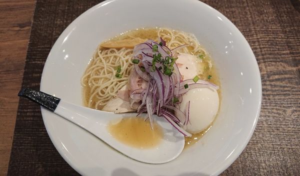 「鶏と水(濃厚 味玉付き)940円、替え玉 自家製辣油   360」@蜂と蝶の写真