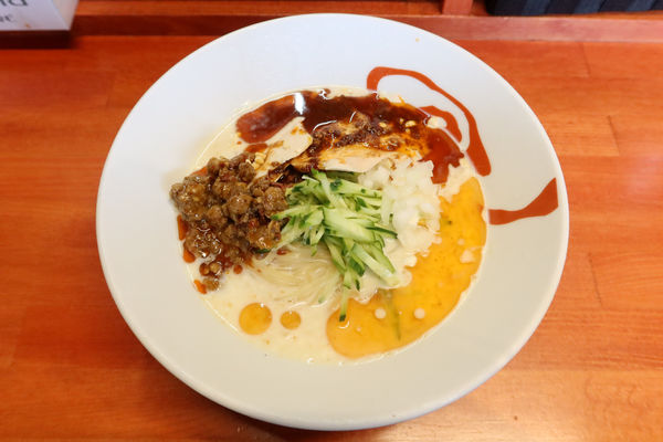 「【限定】よだれ鶏な冷やし坦々麺￥８８０」@らーめん・油そば 笑びすの写真