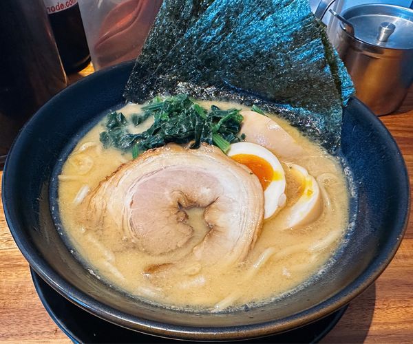 「醤油豚骨味玉らーめん」@ラーメン イーナの写真