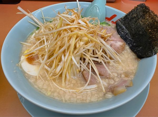 「プレミアム塩とんこつ+白髪ネギ+チャーシュー5枚」@ラーメン山岡家 厚木店の写真