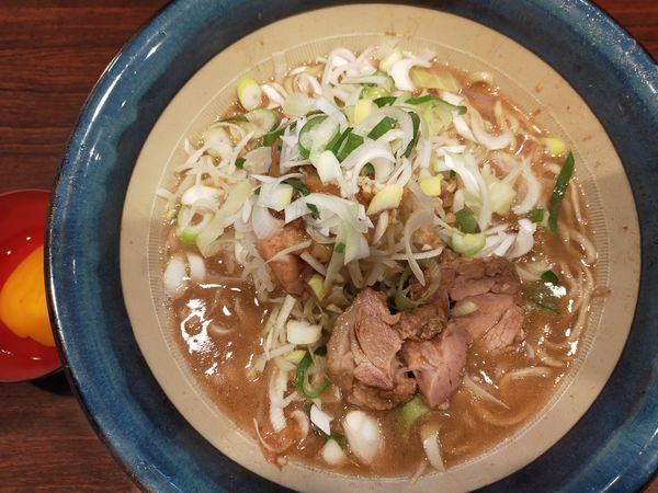 「ラーメン850円(麺増し200円,600g)+生卵50円」@ピコピコポンの写真