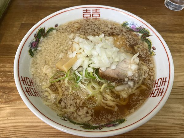 「蔵出し醤油ラーメン（背脂、熟成多加水麺）＋麺大盛り、玉ねぎ」@喜多方食堂 浅草本店の写真