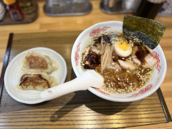 「香油らーめん1100円＋自家製ぎょうざ2個400円」@げんこつ屋の写真