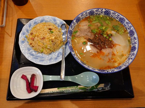 「麻辣牛肉ラーメン＋炒飯（1,280円）」@京穂 蘭州ラーメンの写真