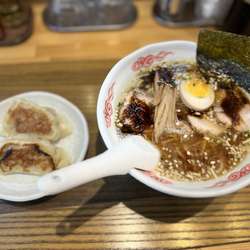 香油らーめん1100円＋自家製ぎょうざ2個400円
