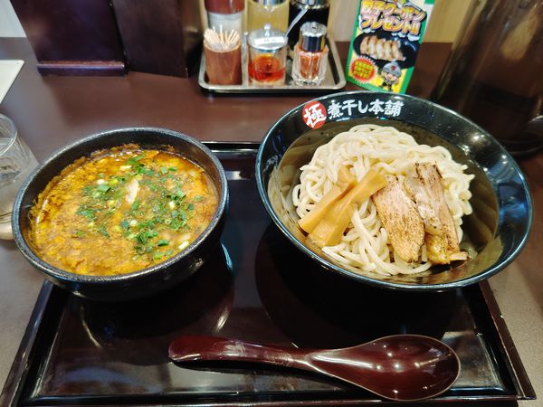 「辛煮干し豚骨つけ麺（激辛）８６０円」@極煮干し本舗 フォレストモール甲斐竜王店の写真
