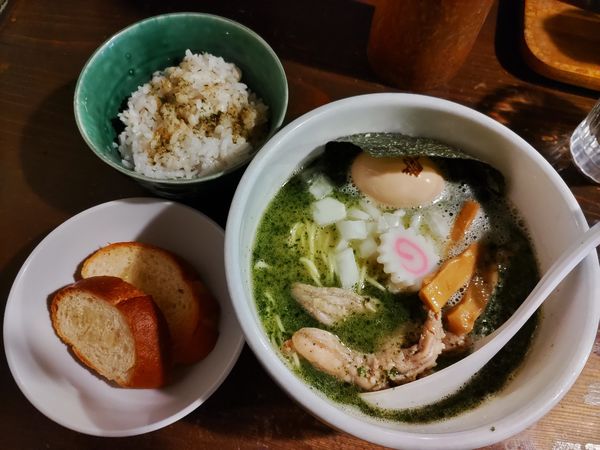 「[限定]中華そバジル·味付玉子·麦めし·バケット」@鶏の穴の写真