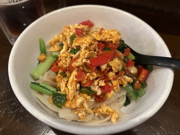 「汁なし玉子刀削麺 1010円+他いろいろ」@一球酒場の写真