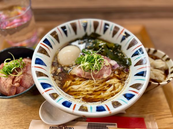「十三浜の生わかめと伊吹アジの煮干し醤油そば+味玉+わんたん+ミニ」@えびそば 緋彩の写真