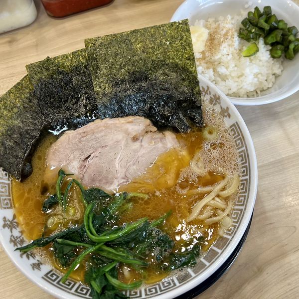 「ラーメン 並（麺やわらかめ）＋小ライス」@横浜ラーメン 裏武蔵家 西千葉本店の写真