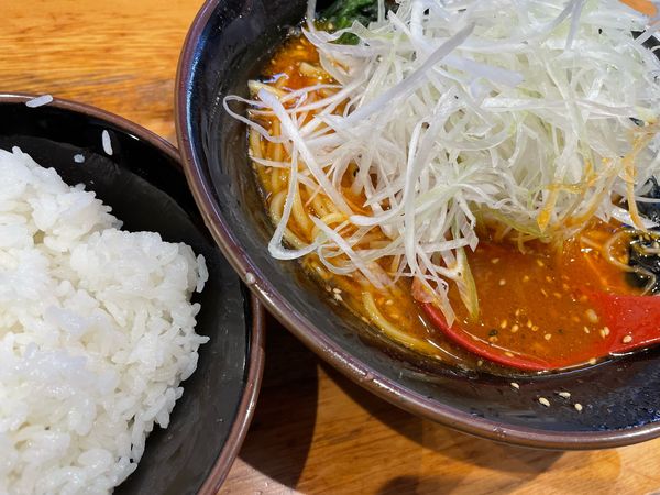 「地獄ラーメン ネギ有／中級(1,000円),ライス(100円)」@黒田屋 本店の写真