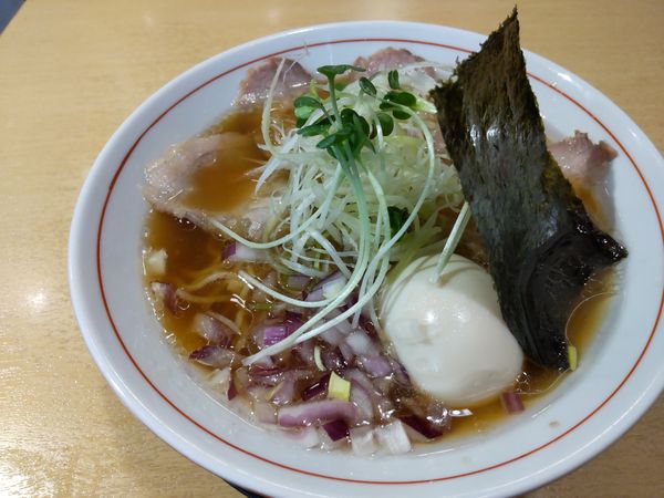 「貝出し汁醤油らぁ麺＋玉子」@貝 刺身専門店 しらはらの写真