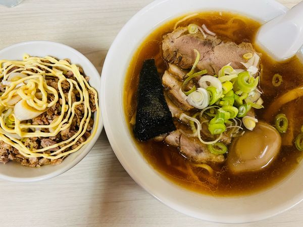 「昔ながらのスープでチャーシューメン味玉で麺は平麺と豚めし」@寺カフェ 中華そば水加美の写真