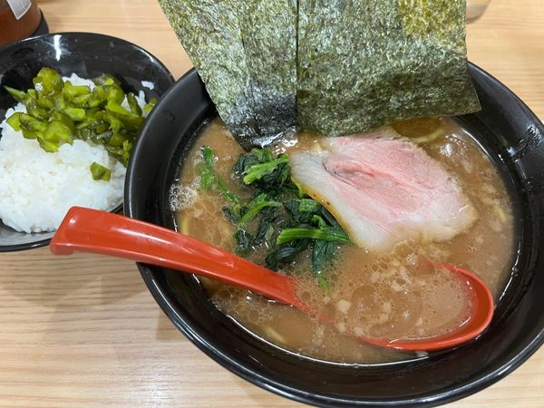 「ラーメン 並、固め＋ライス（サービス）」@横浜ラーメン 武蔵家 御茶ノ水店の写真