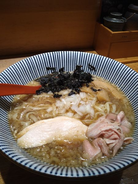 「「背脂醤油ラーメン」880円」@焼きあご塩らー麺 たかはし 新宿本店の写真