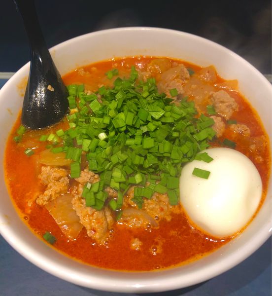 「勝浦坦々麺950円　ひき肉増100円　タマネギ増100円　半熟卵」@じもんの写真