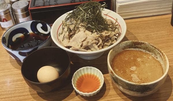 「【限定】肉そば「生卵・別皿ラー油」＋追加のつけ汁(鶏そば)」@ちばから 蒲田店の写真