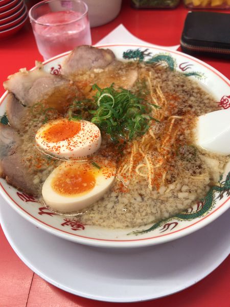 「特製醤油味玉ラーメン(麺硬め、背脂普通)」@ラーメン魁力屋 草加店の写真