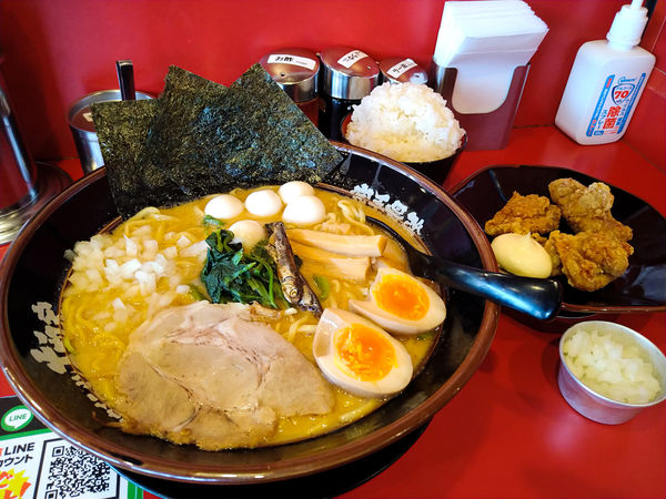 「限定/ニボトン+特盛り+うずら+味玉+唐揚げセット」@横浜家系ラーメン 瑞穂 大和家の写真
