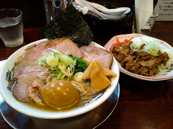 「限定/塩煮干しらーめん+全部入り+牛すじ飯　他」@らーめん 五ノ神精肉店 煮干し編の写真